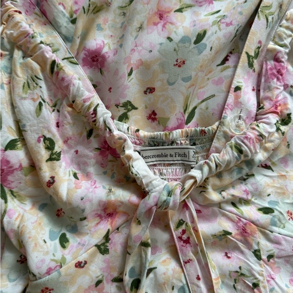 Abercrombie & Fitch Floral Dress. size XS. Adjustable straps with buttons. Slit - Picture 5 of 8